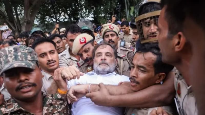 আটক রাহুল-প্রিয়াঙ্কা ও অখিলেশকে ছেড়ে দিল পুলিশ