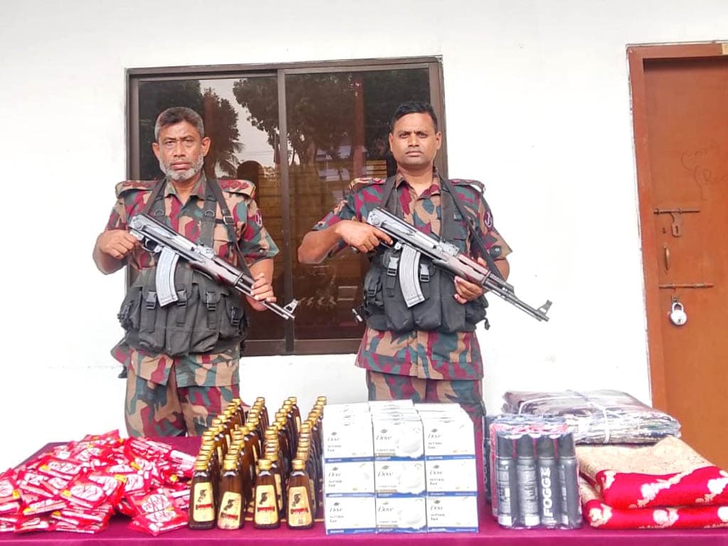 বেনাপোল সীমান্তে বিজিবির অভিযানে ভারতীয় পণ্য জব্দ